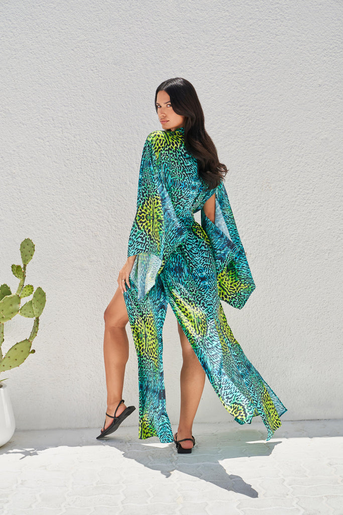 Wild leopard kimono with wide sleeves, chic elbow cut, and included belt – a statement piece for a bold, eclectic look in high-end fashion.